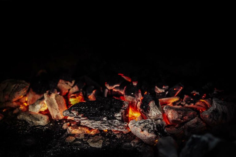 How To Build A Smokeless Fire Pit: Expert Tips And Techniques